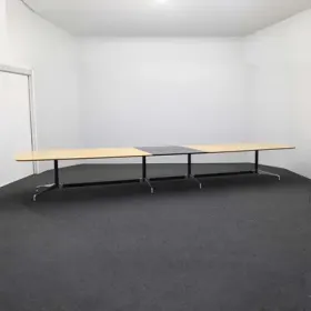 Grosser Sitzungstisch Vitra Eames Segmented Table 520x140 cm, Esche/Schwarz, Bootsform, Normal gebraucht, Tisch - Hochwertig & langlebig